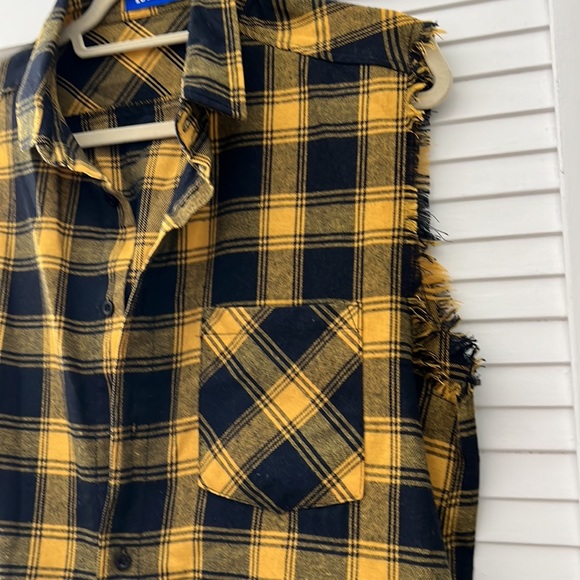 Button down flannel - Picture 4 of 5